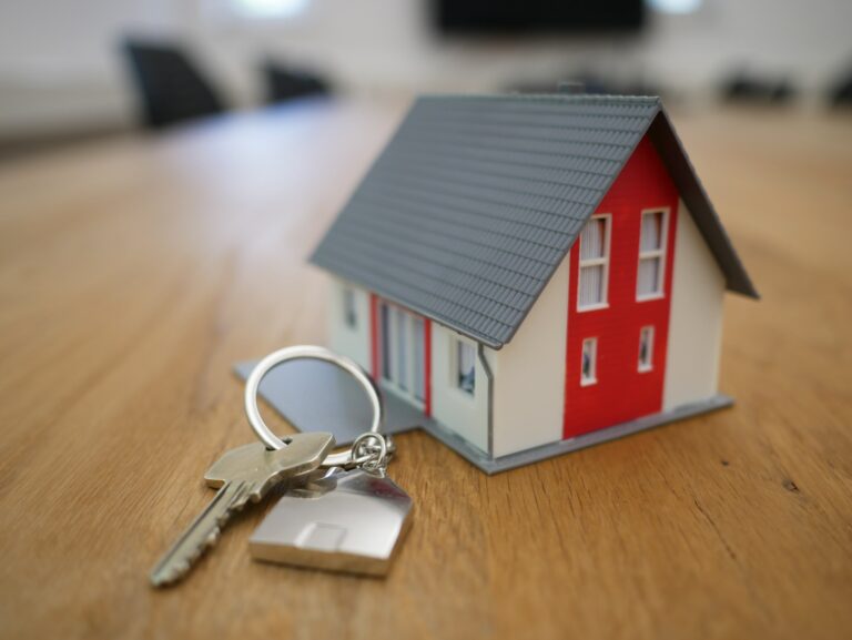 ¿Es igual firmar una hipoteca para un local comercial que para un piso? ¡Descubre sus diferencias!