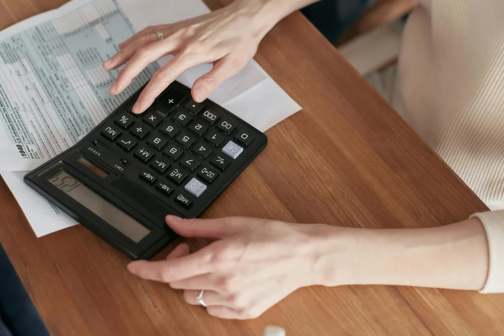 Explora las ventajas de alquilar o comprar un local comercial en 2025 para tu negocio. Descubre las claves para tomar la mejor decisión según tus necesidades y objetivos empresariales