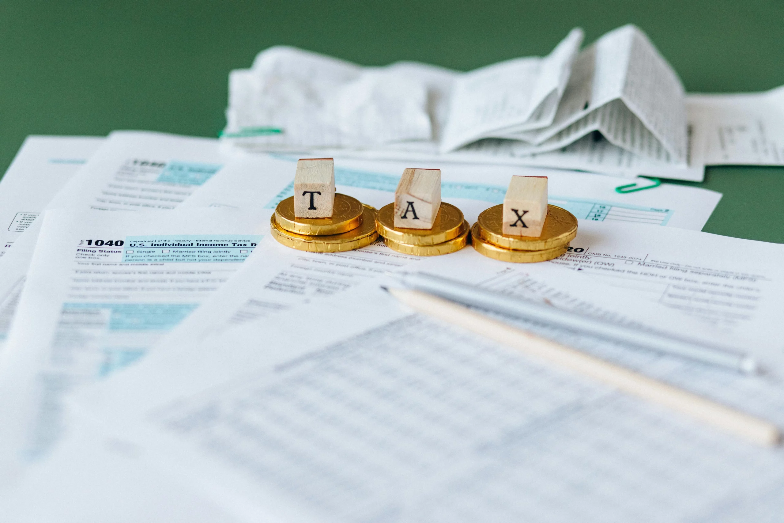 Aprende cómo pagar menos impuestos al vender tu vivienda en 2024 con estas estrategias legales y consejos prácticos para optimizar tu carga fiscal sin problemas con Hacienda.