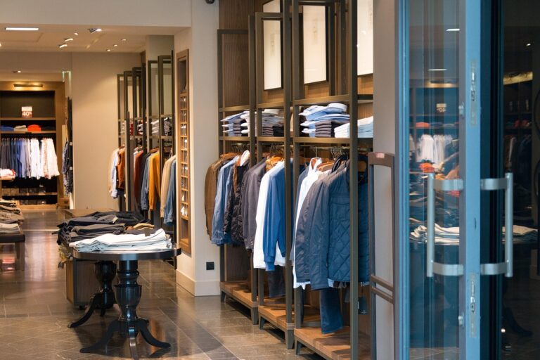 Cómo repartir el espacio en una tienda de ropa para maximizar ventas y comodidad 