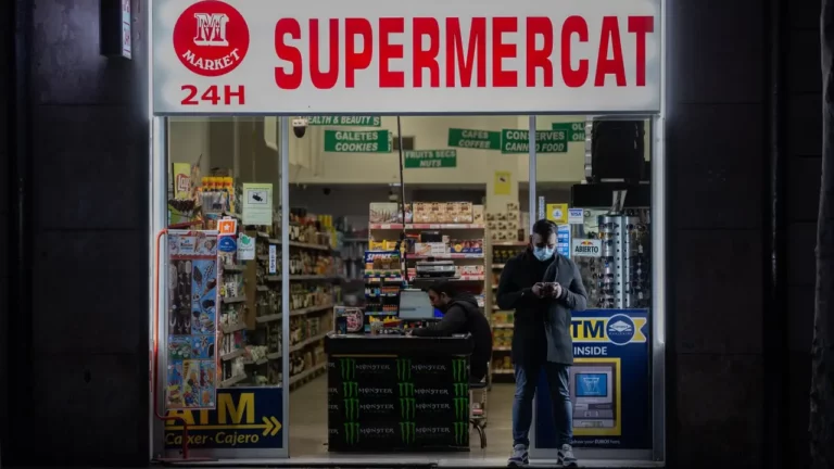 Barcelona pone freno a nuevas licencias para supermercados 24 horas: qué hay detrás de la medida